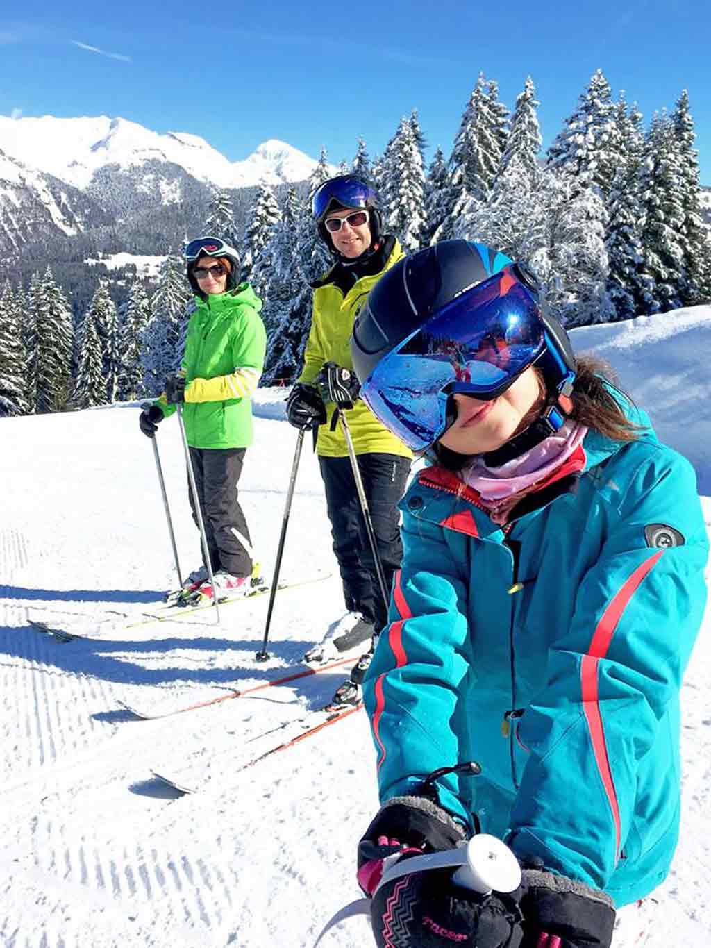 Семья лыжников. Семья на горных лыжах. Семья горнолыжников. Горнолыжный спорт семейный. Горы снег лыжи семья.